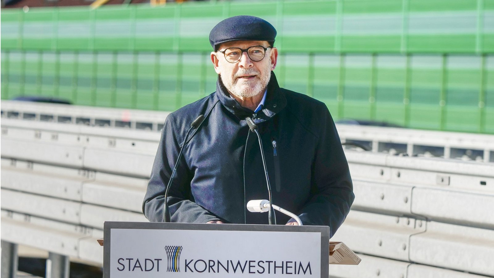 Das macht jeder Verkehrsminister gern: Winfried Hermann bei der Freigabe einer Baustelle bei Kornwestheim.Foto: /Simon Granville