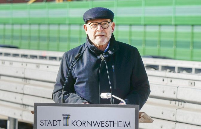 Das macht jeder Verkehrsminister gern: Winfried Hermann bei der Freigabe einer Baustelle bei Kornwestheim.<span class='image-autor'>Foto: /Simon Granville</span>