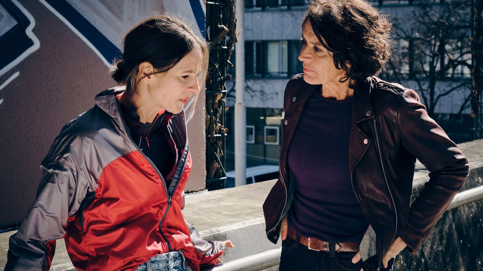 Lena Odenthal (Ulrike Folkerts, re.) ist nicht begeistert, dass Kollegin Stern (Lisa Bitter) bei den Fahrradkurieren unabgespochen angeheuert hat.Foto: SWR/Benoit Linder
