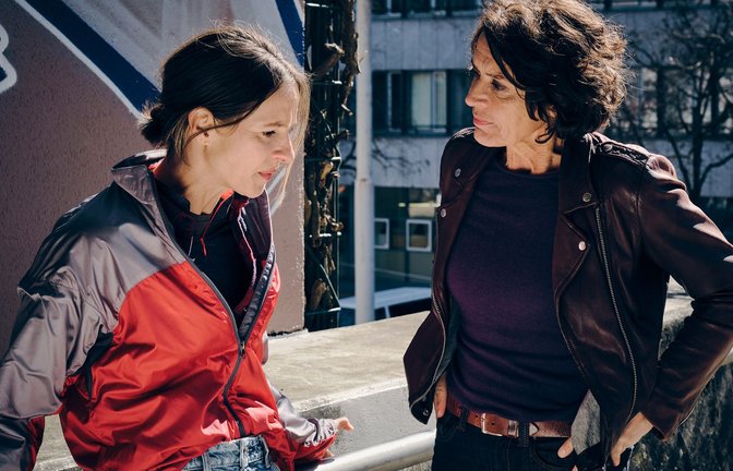 Lena Odenthal (Ulrike Folkerts, re.) ist nicht begeistert, dass Kollegin Stern (Lisa Bitter) bei den Fahrradkurieren unabgespochen angeheuert hat.<span class='image-autor'>Foto: SWR/Benoit Linder</span>