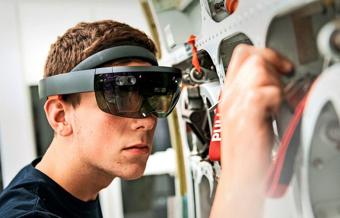 Ein Auszubildender bei Airbus: ETFs sind besonders bei jungen Berufstätigen beliebt, weil sie eine kostengünstige Möglichkeit bieten,  langfristig Vermögen aufzubauen.<span class='image-autor'>Foto: dpa</span>