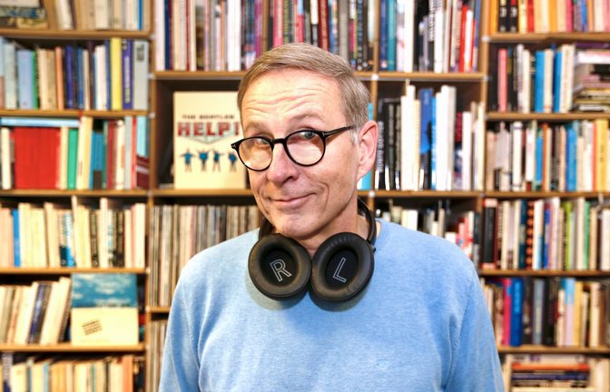 Der Musikjournalist Michael Behrendt klärt humorvoll über die wahren Geschichten hinter populären Songs auf.<span class='image-autor'>Foto: Pressefoto/Ernst Stratmann</span>