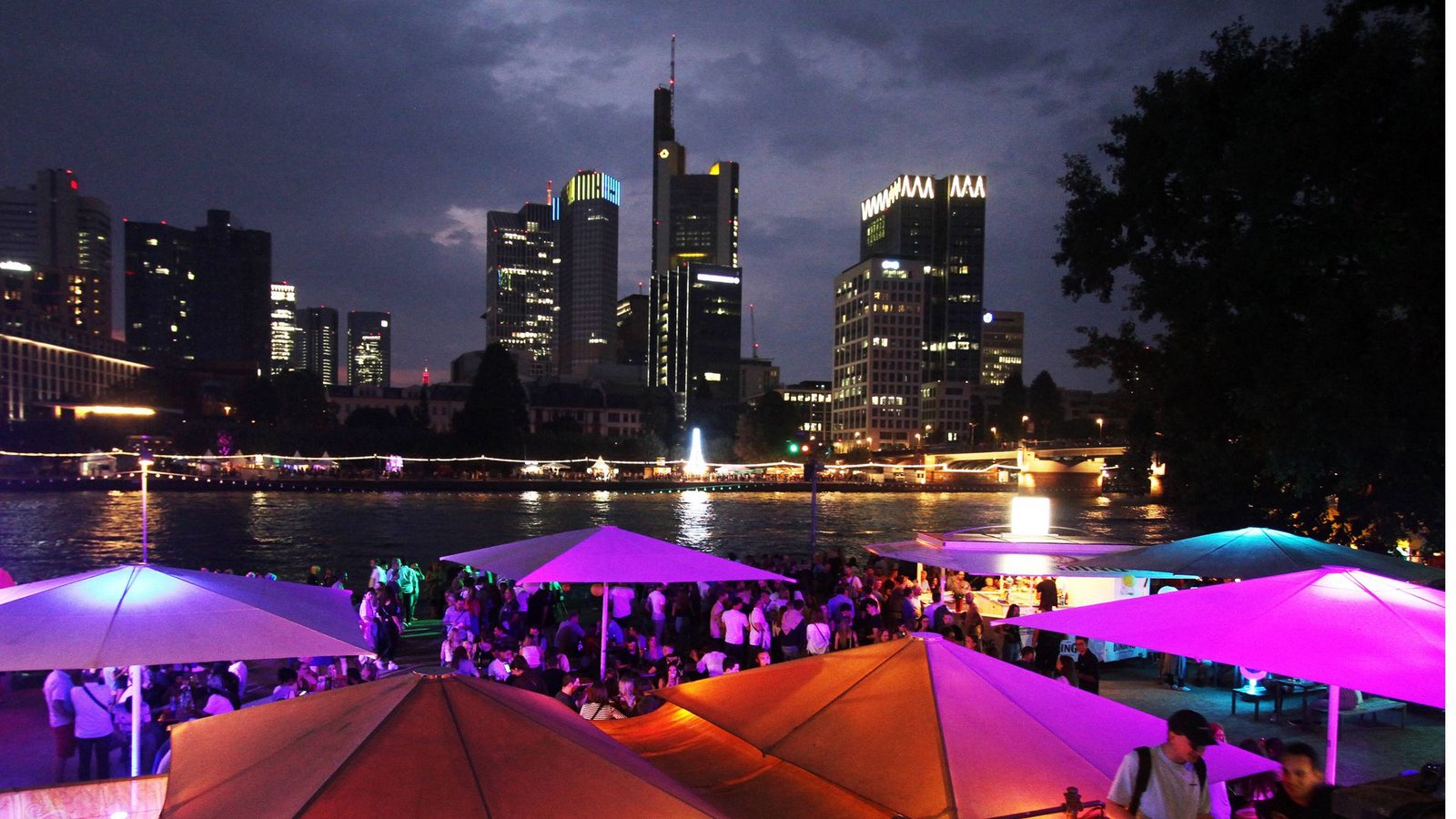Rund ums Museumsufer gibt es viele Museen – und alljährlich Ende August das Museumsuferfest.Foto: imago/Ralph Peters