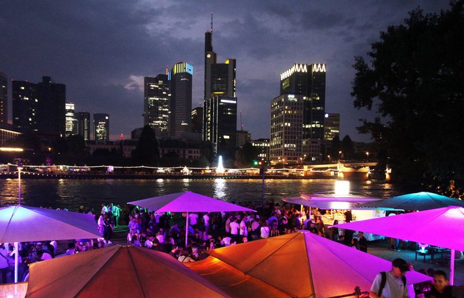 Rund ums Museumsufer gibt es viele Museen – und alljährlich Ende August das Museumsuferfest.<span class='image-autor'>Foto: imago/Ralph Peters</span>