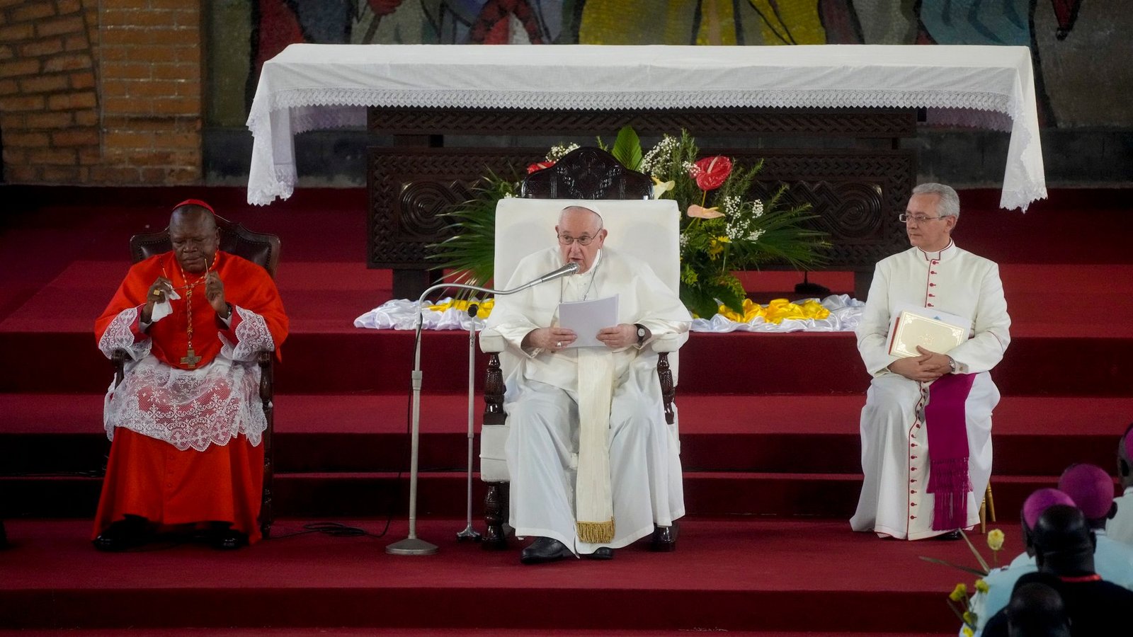 Papst Franziskus (M) hält während eines Treffens mit Priestern, Diakonen, Geweihten und Seminaristen im kongolesischen Kinshasa eine Rede<span class='image-autor'>Foto: Gregorio Borgia/AP/dpa</span>