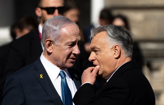 Benjamin Netanjahu (links) besucht Viktor Orban in Budapest.<span class='image-autor'>Foto: AP/Denes Erdos</span>