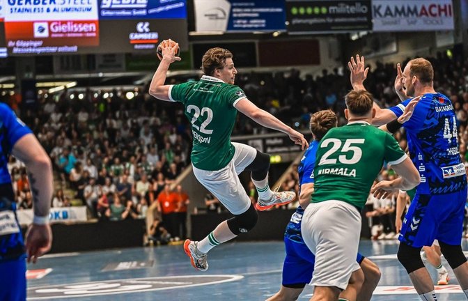 Göppingens Erik Persson zieht im Derby gegen den TVB Stuttgart aus dem Rückraum ab – beide Bundesligisten sind bereits in der ersten DHB-Pokal-Runde dabei.<span class='image-autor'>Foto: IMAGO/speedshot | Dorianfrickdfsfsaf</span>