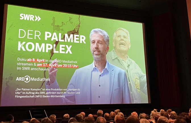 Der Film beschäftigt sich auch mit der Frage, wie sehr Boris Palmer  von seinem Vater geprägt wurde: vom  Remstal-Rebell Helmut Palmer (hinten).<span class='image-autor'>Foto: SWR Presse/Bildkommunikation</span>