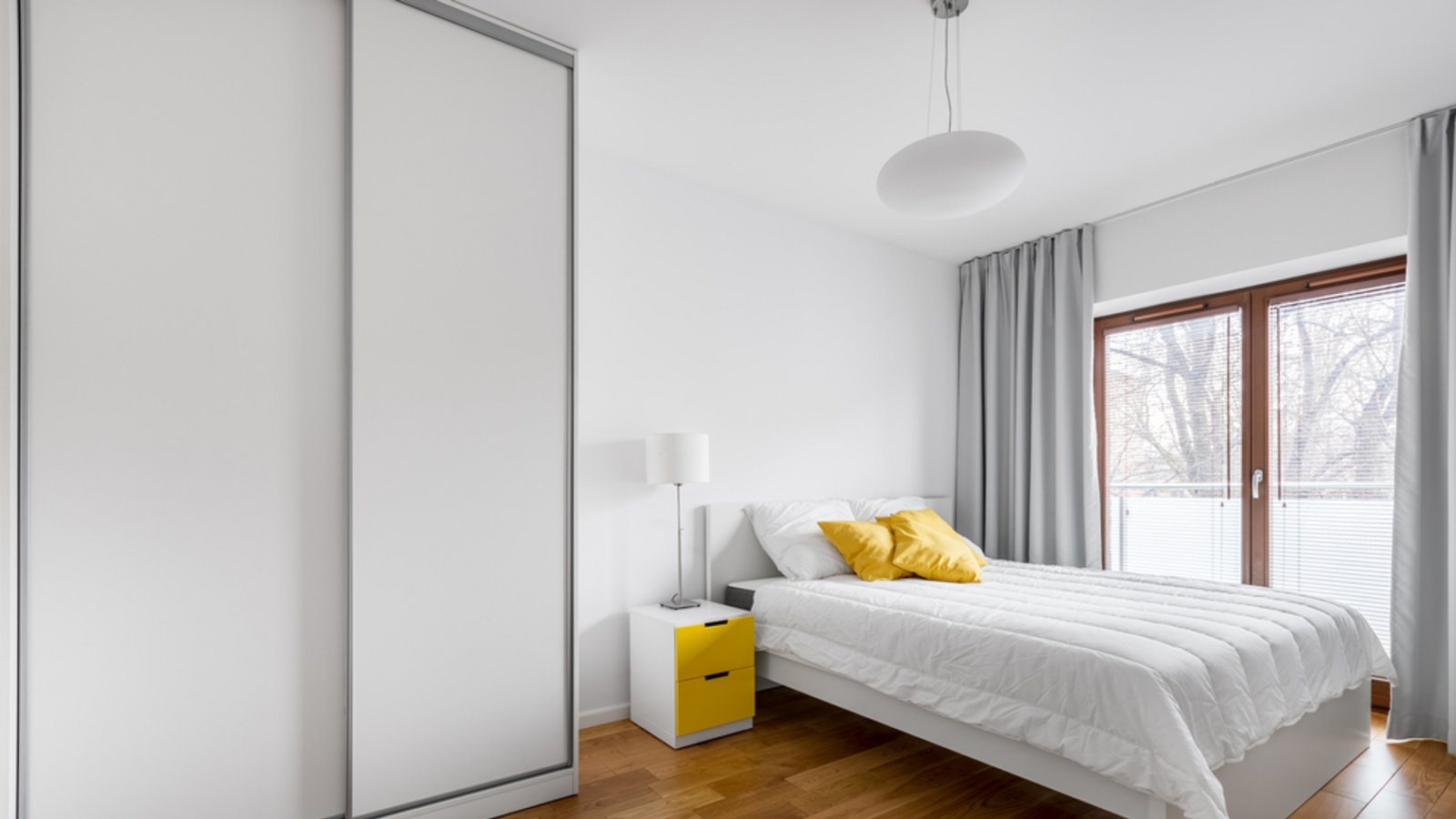 Darf der Kleiderschrank direkt an der Wand stehen?Foto: Dariusz Jarzabek / shutterstock.com Darf der Kleiderschrank direkt an der Wand stehen?Foto: Dariusz Jarzabek / shutterstock.com
