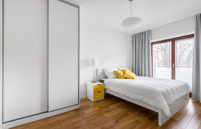 Darf der Kleiderschrank direkt an der Wand stehen?<span class='image-autor'>Foto: Dariusz Jarzabek / shutterstock.com</span>