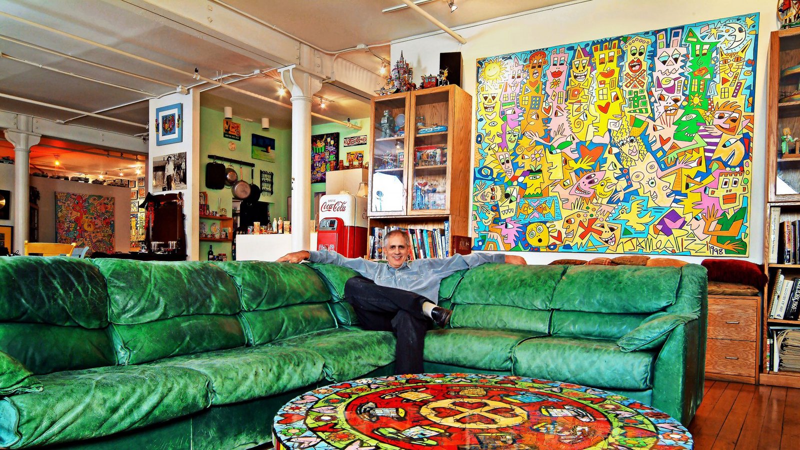 James Rizzi 2005 in seinem Studio in New York. Das Sofa steht jetzt in Tübingen.Foto: Paul O. Colliton James Rizzi 2005 in seinem Studio in New York. Das Sofa steht jetzt in Tübingen.Foto: Paul O. Colliton