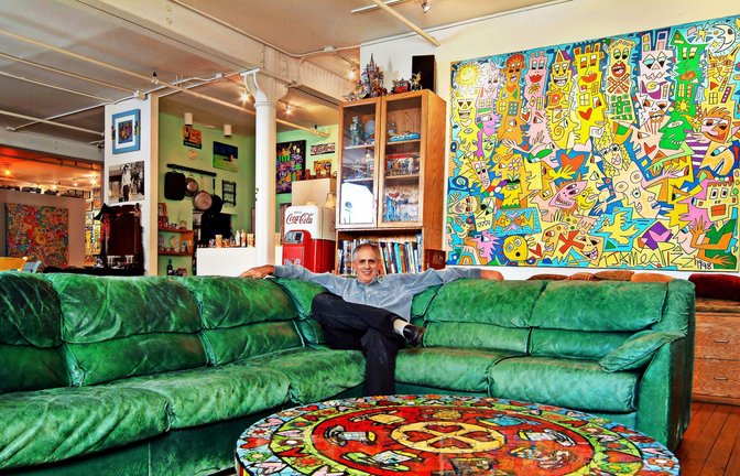 James Rizzi 2005 in seinem Studio in New York. Das Sofa steht jetzt in Tübingen.<span class='image-autor'>Foto: Paul O. Colliton</span>