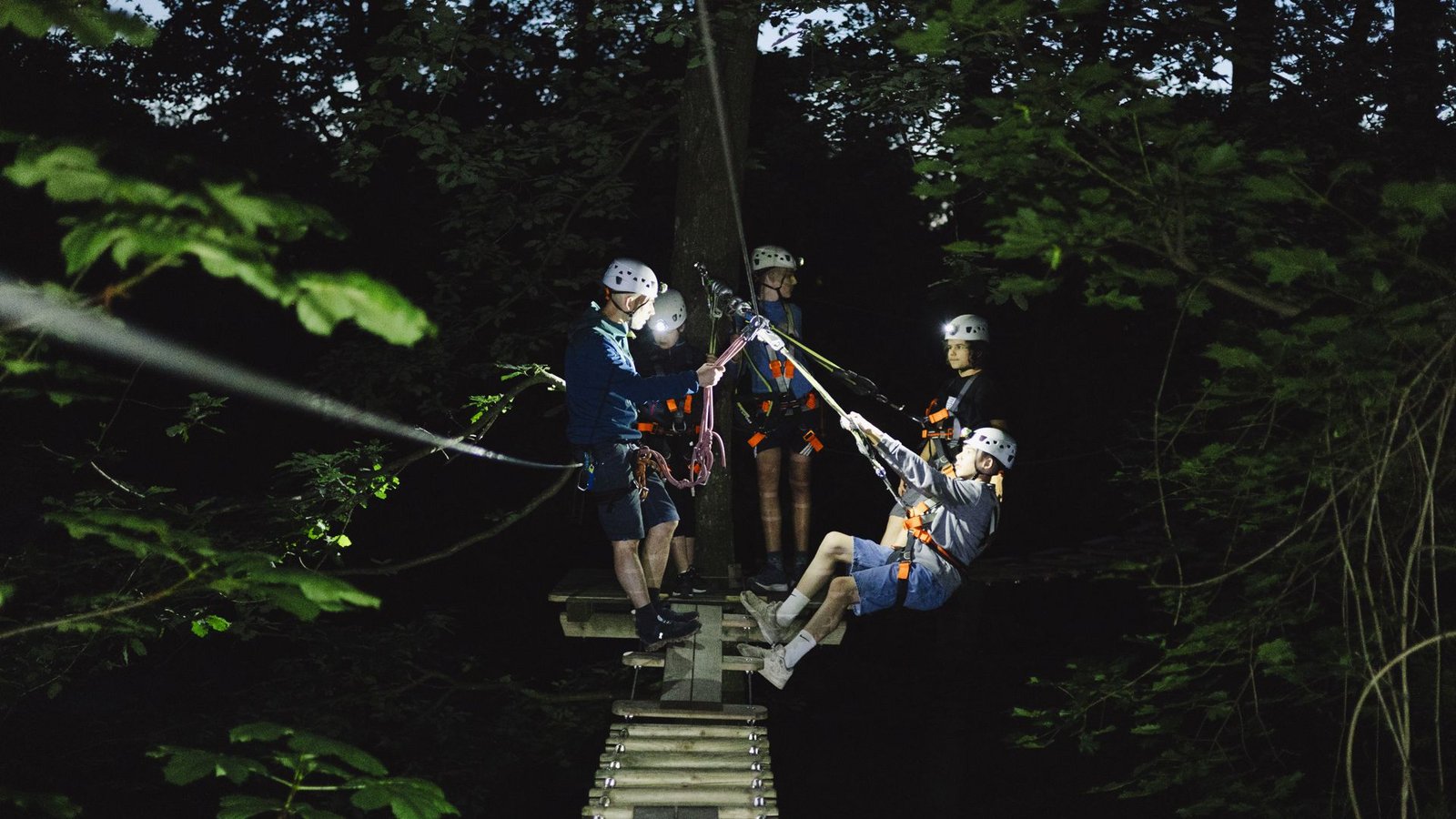 Außergewöhnlicher Ferienspaß: beispielsweise nachts im Kletterpark unterwegs sein.Foto: TMBW, NOI-Crew / Emily Piwowar Außergewöhnlicher Ferienspaß: beispielsweise nachts im Kletterpark unterwegs sein.Foto: TMBW, NOI-Crew / Emily Piwowar