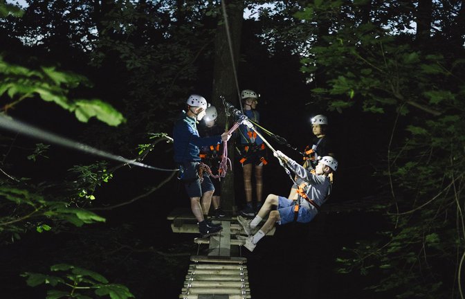 Außergewöhnlicher Ferienspaß: beispielsweise nachts im Kletterpark unterwegs sein.<span class='image-autor'>Foto: TMBW, NOI-Crew / Emily Piwowar</span>