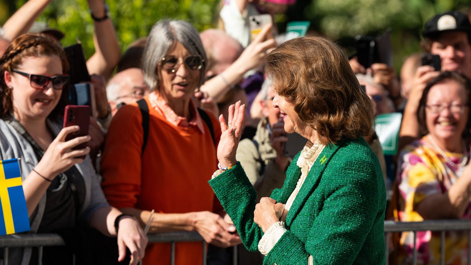 Viele Mainau-Besucher wollten einen Blick auf Königin Silvia erhaschen.Foto: dpa/Silas Stein Viele Mainau-Besucher wollten einen Blick auf Königin Silvia erhaschen.Foto: dpa/Silas Stein