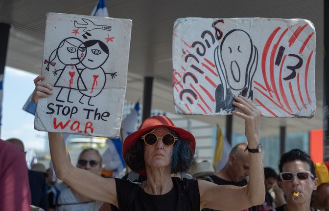In Tel Aviv demonstrieren Tausende von Israelis für eine Einigung mit der Hamas.<span class='image-autor'>Foto: dpa/Ilia Yefimovich</span>