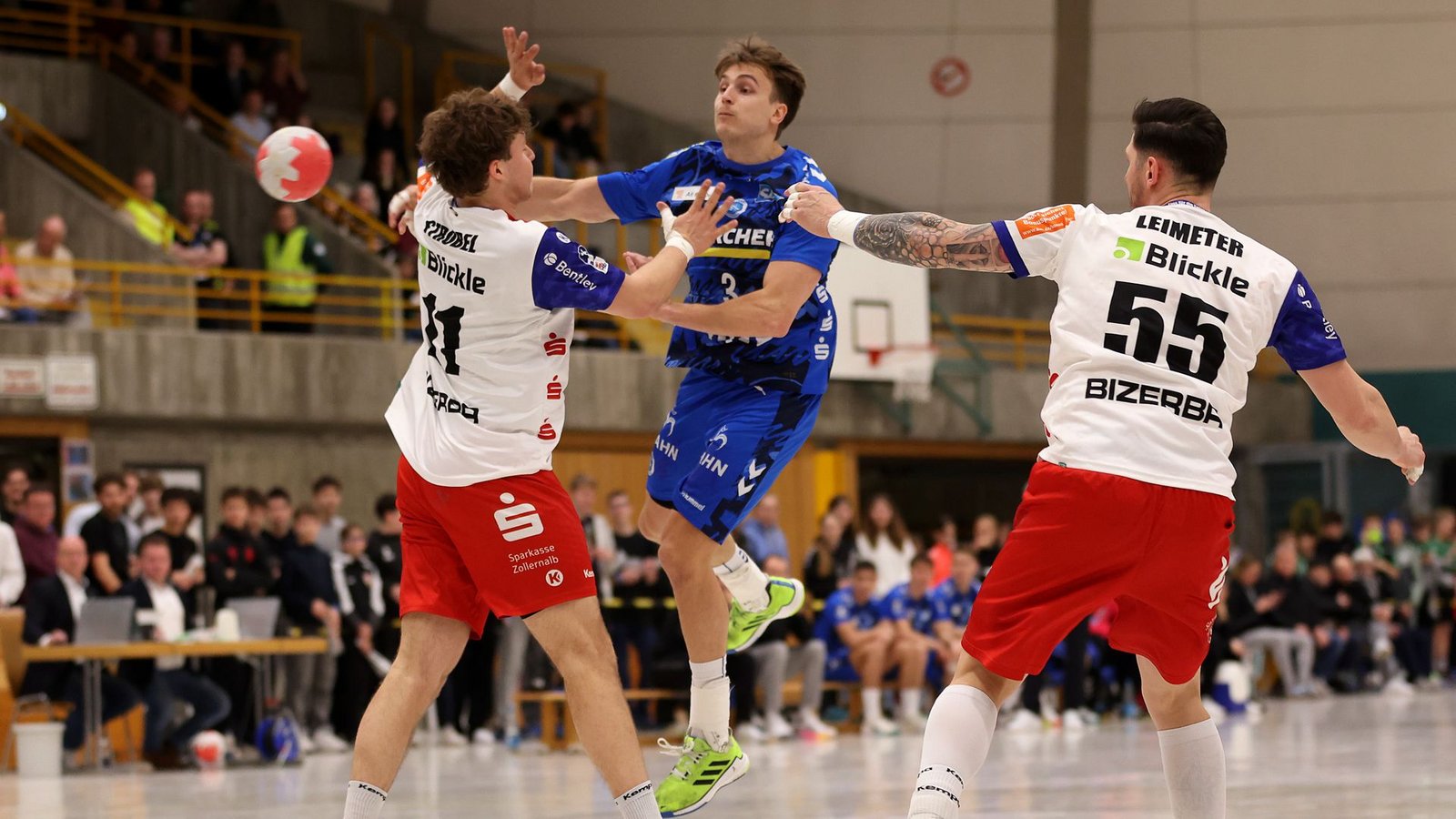 Max Häfner wirft, Bennet Strobel (li.) und Csaba Leimeter versuchen den TVB-Rückraumspieler zu stoppen.Foto: Pressefoto Baumann Max Häfner wirft, Bennet Strobel (li.) und Csaba Leimeter versuchen den TVB-Rückraumspieler zu stoppen.Foto: Pressefoto Baumann