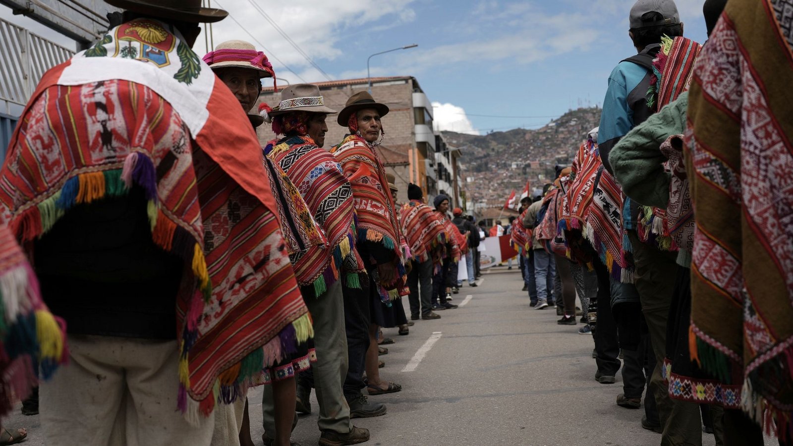 Regierungskritische Demonstranten versammeln sich zu einem Marsch im peruanischen Cusco. Sie fordern Neuwahlen, den Rücktritt der Übergangspräsidentin Boluarte und die Freilassung von Ex-Präsident Castillo.Foto: Rodrigo Abd/AP/dpa