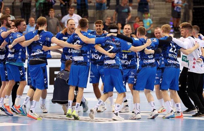 TVB-Spieler mit Sieger-Tänzchen zum Saisonabschluss.<span class='image-autor'>Foto: Baumann/Julia Rahn</span>