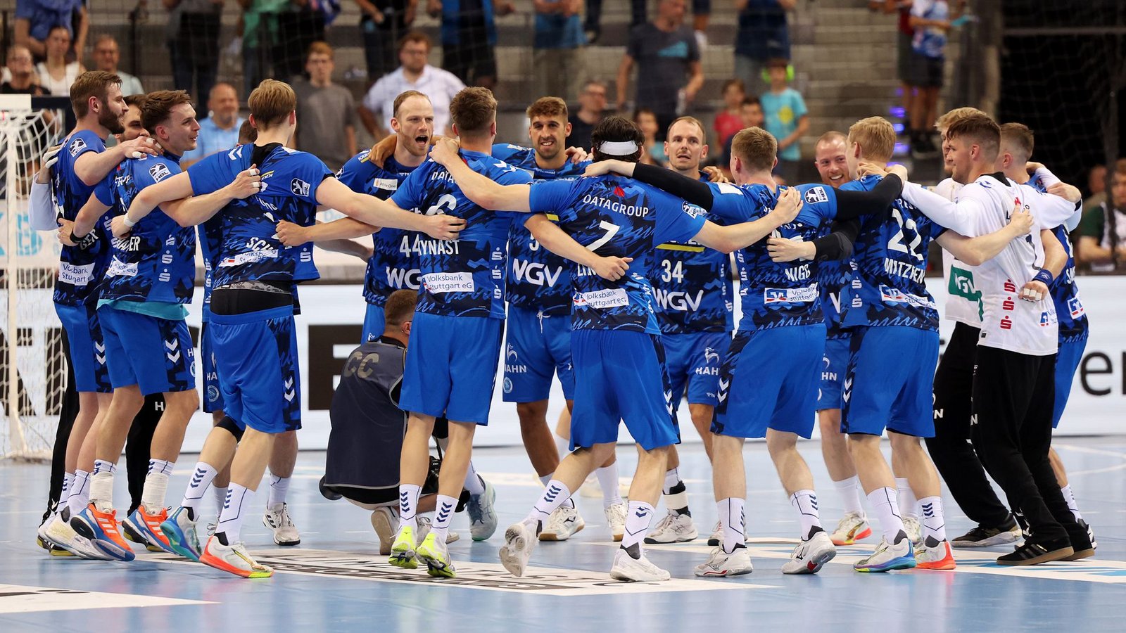 TVB-Spieler mit Sieger-Tänzchen zum Saisonabschluss.Foto: Baumann/Julia Rahn TVB-Spieler mit Sieger-Tänzchen zum Saisonabschluss.Foto: Baumann/Julia Rahn