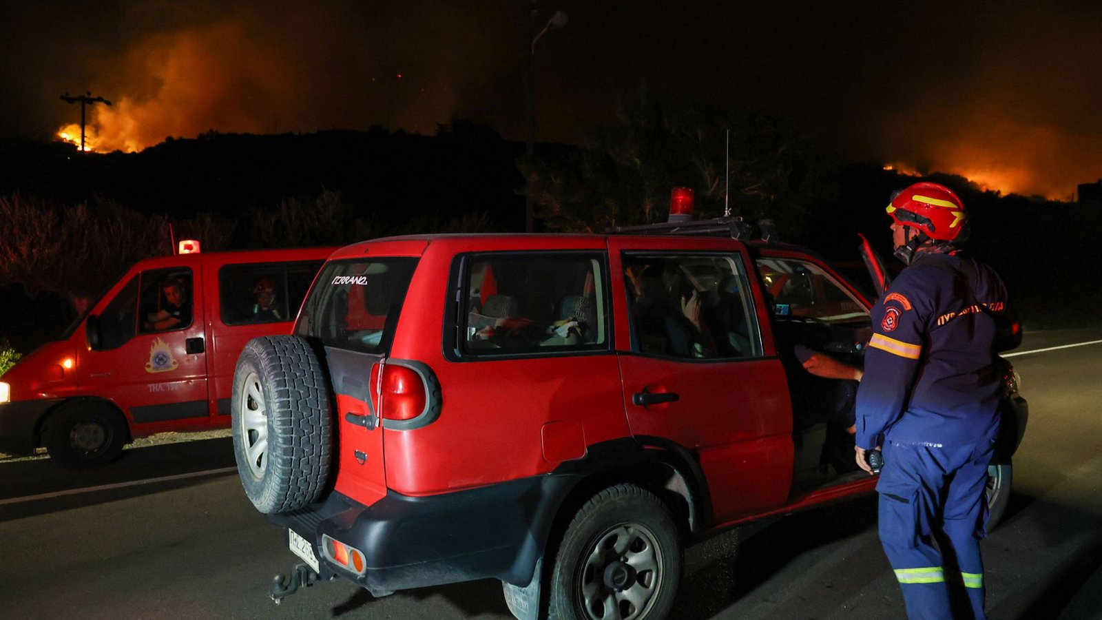 Etwa 150 Feuerwehrleute sind im Einsatz.Foto: IMAGO/Anadolu Agency Etwa 150 Feuerwehrleute sind im Einsatz.Foto: IMAGO/Anadolu Agency