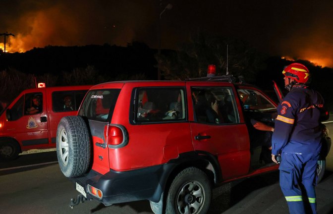 Etwa 150 Feuerwehrleute sind im Einsatz.<span class='image-autor'>Foto: IMAGO/Anadolu Agency</span>