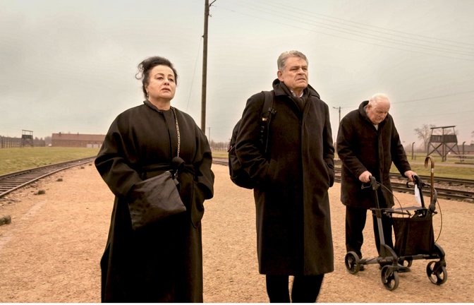 Kai Höss (Mitte), Enkel des Auschwitz-Kommandanten Rudolf Höß, besuchte für den Dokumentarfilm „Der Schatten des Kommandanten“ mit seinem Vater Hans-Jürgen und der Tochter einer Auschwitz-Überlebenden die KZ-Gedenkstätte in Polen.<span class='image-autor'>Foto: Warner Bros. Picture</span>