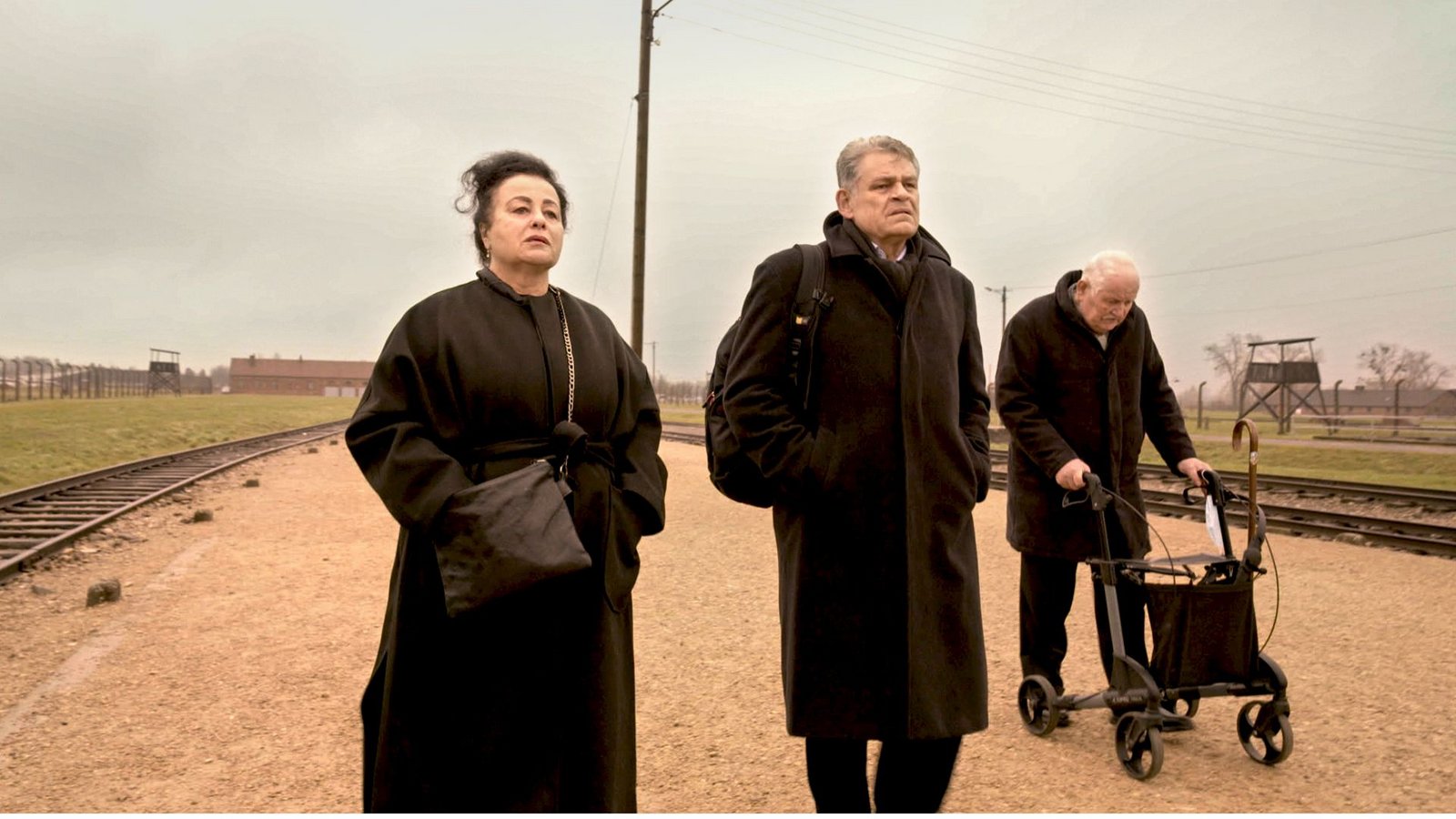 Kai Höss (Mitte), Enkel des Auschwitz-Kommandanten Rudolf Höß, besuchte für den Dokumentarfilm „Der Schatten des Kommandanten“ mit seinem Vater Hans-Jürgen und der Tochter einer Auschwitz-Überlebenden die KZ-Gedenkstätte in Polen.Foto: Warner Bros. Picture Kai Höss (Mitte), Enkel des Auschwitz-Kommandanten Rudolf Höß, besuchte für den Dokumentarfilm „Der Schatten des Kommandanten“ mit seinem Vater Hans-Jürgen und der Tochter einer Auschwitz-Überlebenden die KZ-Gedenkstätte in Polen.Foto: Warner Bros. Picture