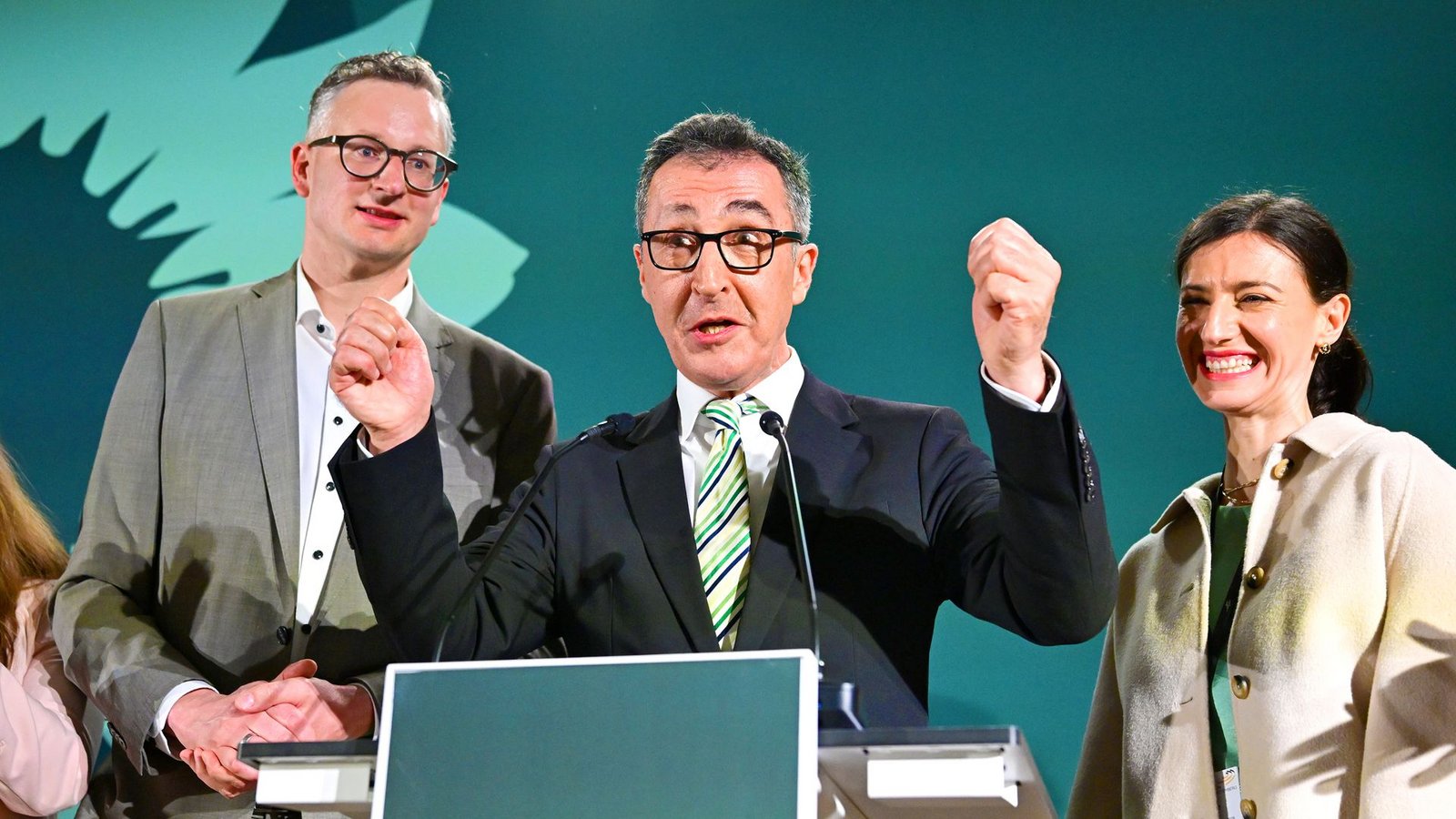 So sehen Sieger aus. Cem Özdemir (Grüne) jubelt vor seinen Anhängern.Foto: Bernd Weißbrod/dpa So sehen Sieger aus. Cem Özdemir (Grüne) jubelt vor seinen Anhängern.Foto: Bernd Weißbrod/dpa