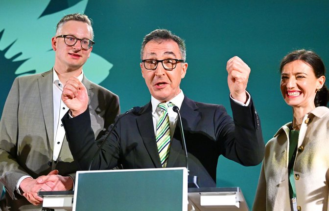 So sehen Sieger aus. Cem Özdemir (Grüne) jubelt vor seinen Anhängern.<span class='image-autor'>Foto: Bernd Weißbrod/dpa</span>