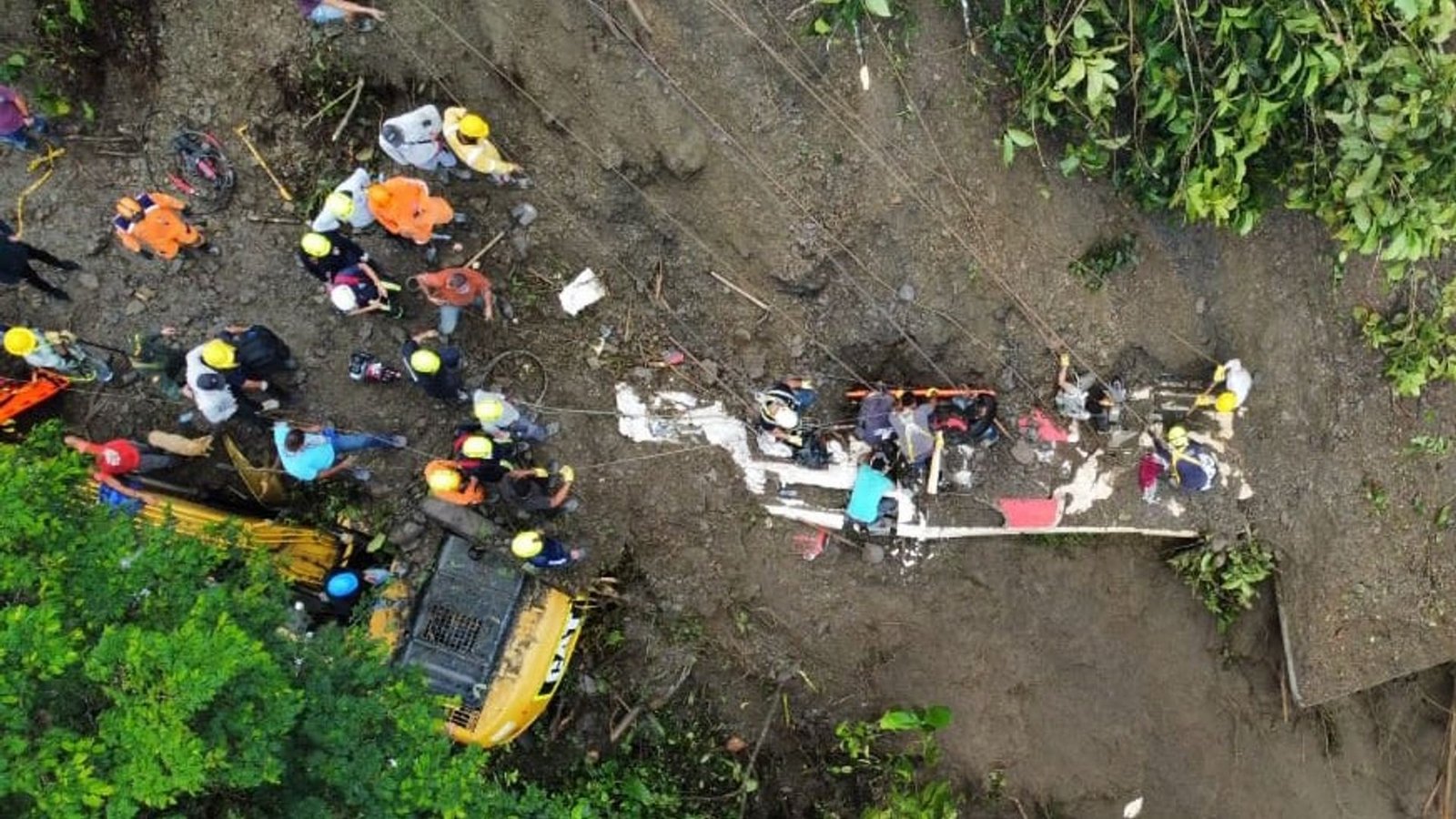 Rettungseinheiten sind im kolumbianischen Risaralda im Einsatz, nachdem Passagiere eines Busses von einem Erdrutsch verschüttet wurden.Foto: UNGRD/colprensa/dpa