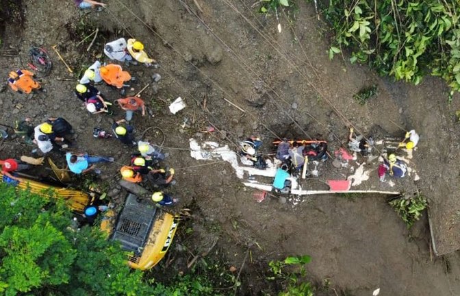 Rettungseinheiten sind im kolumbianischen Risaralda im Einsatz, nachdem Passagiere eines Busses von einem Erdrutsch verschüttet wurden.<span class='image-autor'>Foto: UNGRD/colprensa/dpa</span>