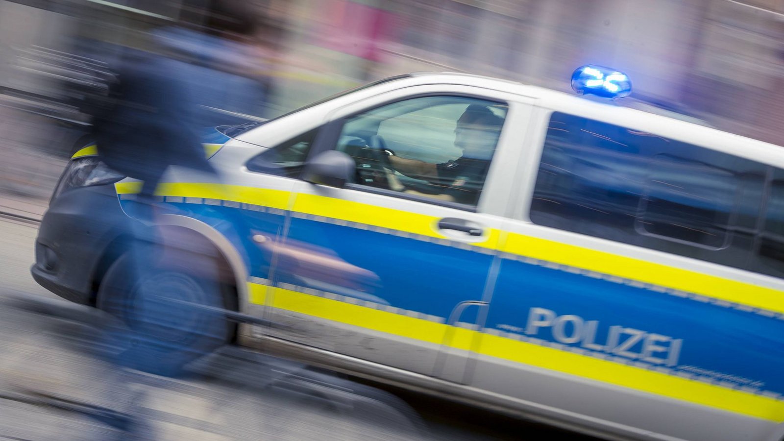 Ein 38-Jähriger war zwei Jahre lang auf der Flucht. Bei einer Routinekontrolle in Freiburg konnte er festgenommen werden (Symbolfoto).Foto: imago/Agentur 54 Grad/54° / Felix Koenig