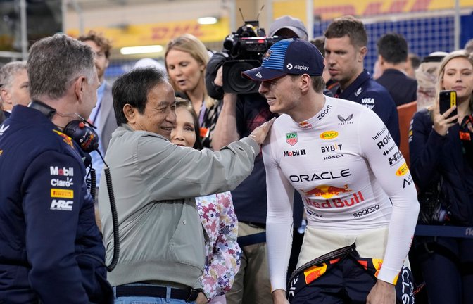 Red-Bull-Teamchef Christian Horner (l) und Red-Bull-Miteigentümer Chalerm Yoovidhya sprechen mit Max Verstappen.<span class='image-autor'>Foto: Darko Bandic/AP/dpa</span>