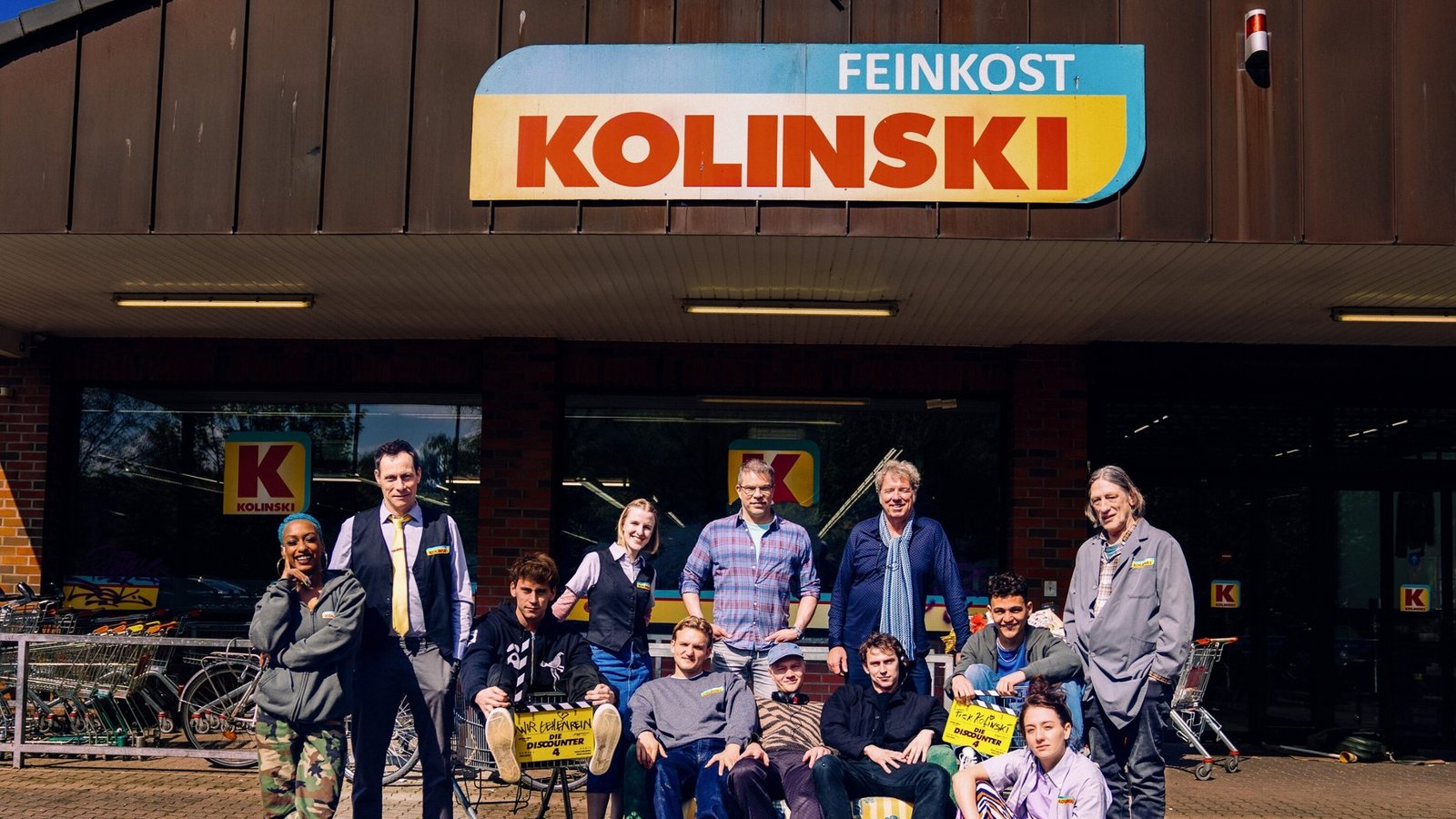 Der Cast von „Die Discounter“.Foto: Dennis Dirksen/ Amazon MGM Studios