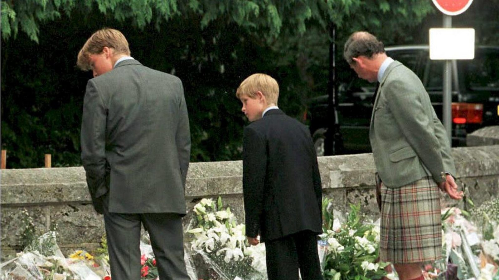 (v. l. n. r.) Prinz William, Prinz Harry und ihr Vater, der Prinz von Wales, halten vor den Toren von Balmoral Castle an, um sich die dort niedergelegten Blumengaben anzusehen.Foto: picture-alliance / dpa | Chris_Bacon