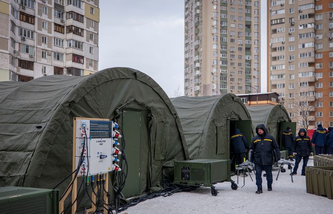 Ohne die Zelte wäre die Lage noch schlimmer.<span class='image-autor'>Foto: Dan Bashakov/AP/dpa</span>
