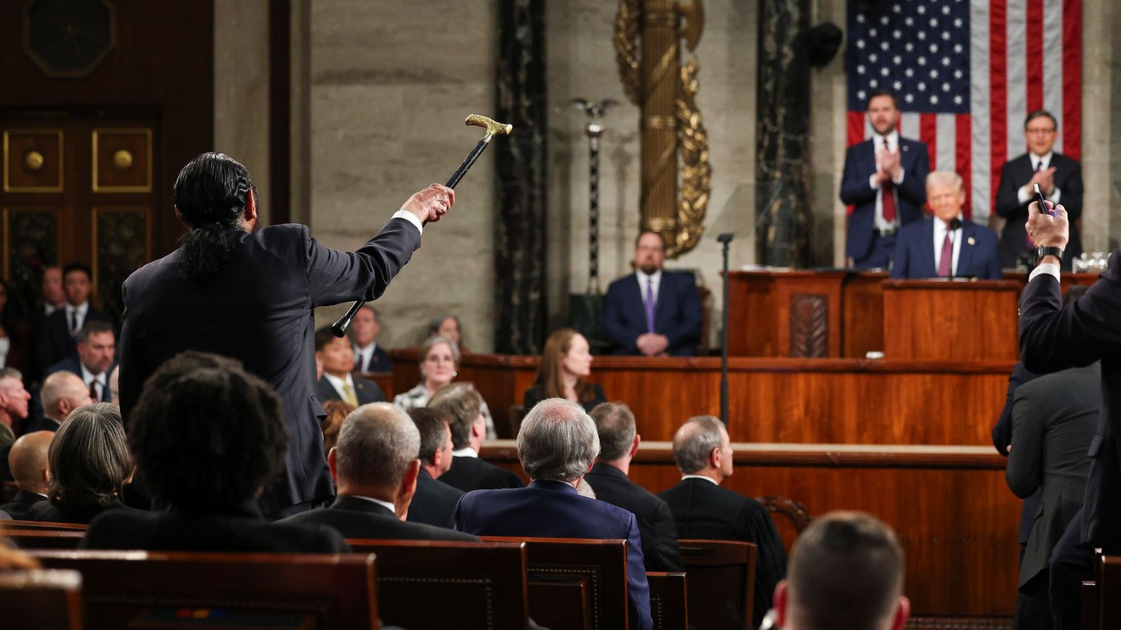 Der Abgeordnete Al Green schreit, als US-Präsident Donald Trump vor einer gemeinsamen Sitzung des Kongresses im Kapitol spricht.Foto: Win McNamee/POOL Getty Images/AP/dpa Der Abgeordnete Al Green schreit, als US-Präsident Donald Trump vor einer gemeinsamen Sitzung des Kongresses im Kapitol spricht.Foto: Win McNamee/POOL Getty Images/AP/dpa