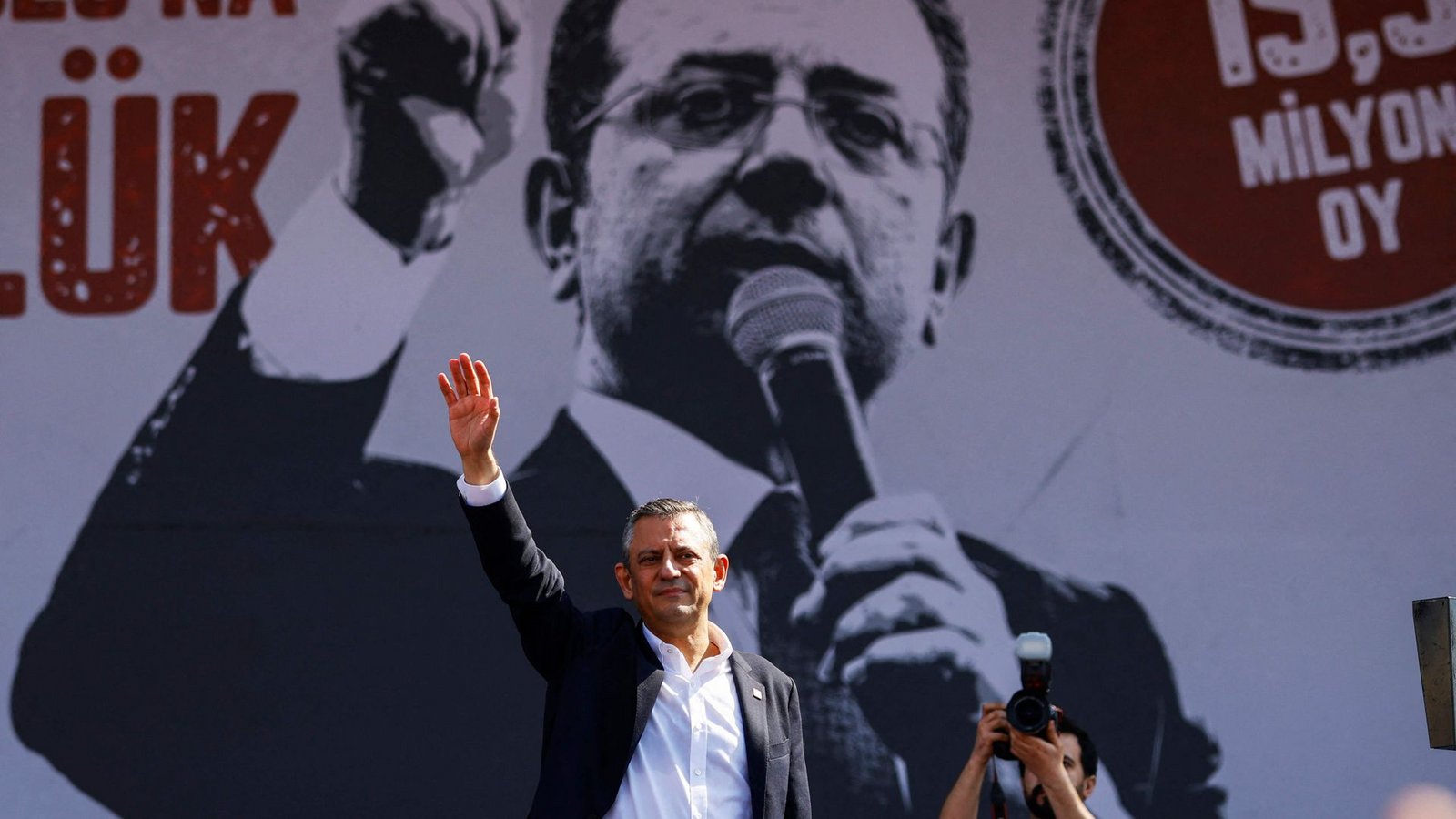 Özgür Özel, Chef der Oppositionspartei CHP, spricht von Nötigung. Das Plakat im Hintergrund zeigt den bereits im März verhafteten Istanbuler Oberbürgermeister Imamoglu.Foto: AFP/Kemal Aslan Özgür Özel, Chef der Oppositionspartei CHP, spricht von Nötigung. Das Plakat im Hintergrund zeigt den bereits im März verhafteten Istanbuler Oberbürgermeister Imamoglu.Foto: AFP/Kemal Aslan