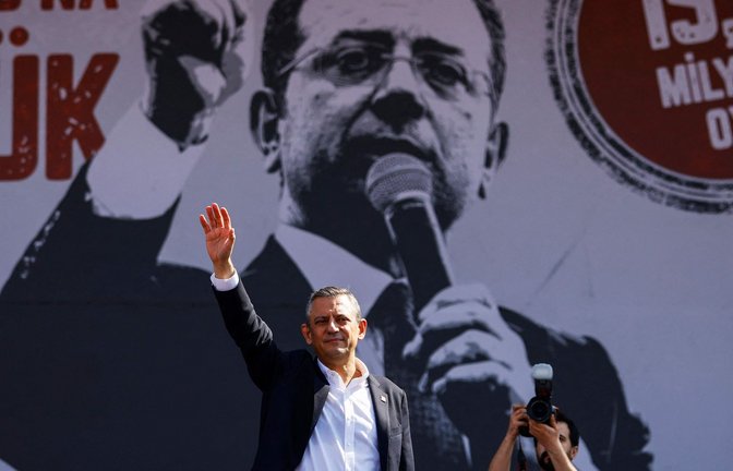 Özgür Özel, Chef der Oppositionspartei CHP, spricht von Nötigung. Das Plakat im Hintergrund zeigt den bereits im März verhafteten Istanbuler Oberbürgermeister Imamoglu.<span class='image-autor'>Foto: AFP/Kemal Aslan</span>