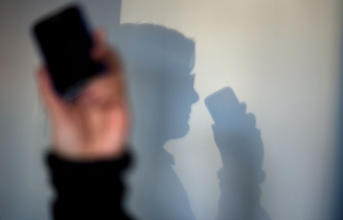 Trickbetrüger telefonieren gezielt ältere Menschen an, geben sich als Polizisten, Amtspersonen oder Angehörige aus und fordern Geld und Wertsachen von ihren Opfern.<span class='image-autor'>Foto: dpa/Arno Burgi</span>