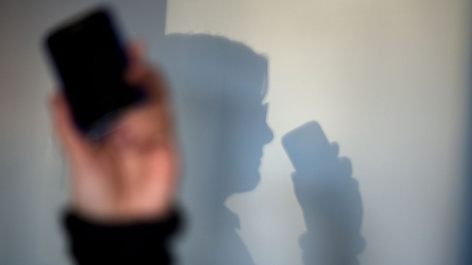 Trickbetrüger telefonieren gezielt ältere Menschen an, geben sich als Polizisten, Amtspersonen oder Angehörige aus und fordern Geld und Wertsachen von ihren Opfern.Foto: dpa/Arno Burgi Trickbetrüger telefonieren gezielt ältere Menschen an, geben sich als Polizisten, Amtspersonen oder Angehörige aus und fordern Geld und Wertsachen von ihren Opfern.Foto: dpa/Arno Burgi