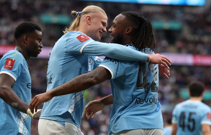 Antoine Semenyo von Manchester City (r) feiert mit Vorlagengeber Erling Haaland von Manchester City nach dem Siegtor.<span class='image-autor'>Foto: Richard Pelham/AP/dpa</span>
