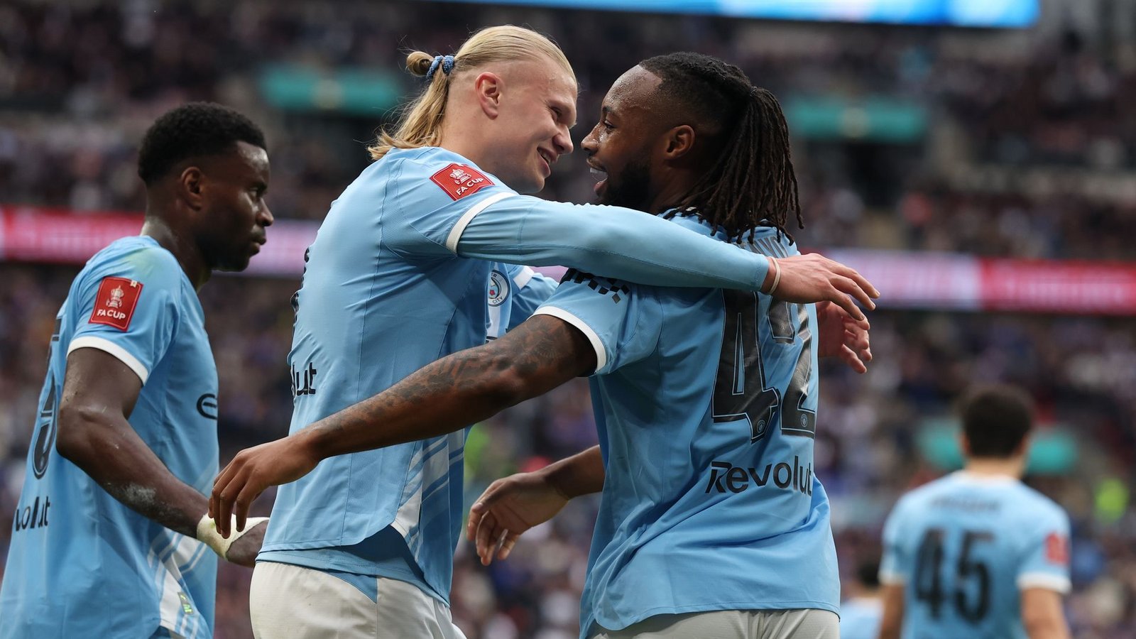 Antoine Semenyo von Manchester City (r) feiert mit Vorlagengeber Erling Haaland von Manchester City nach dem Siegtor.Foto: Richard Pelham/AP/dpa