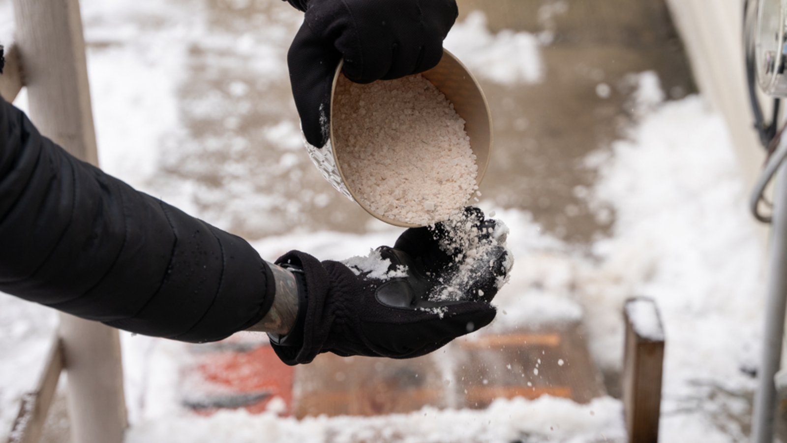 So entsorgen Sie Streusalz.Foto: J.A. Dunbar / shutterstock.com
