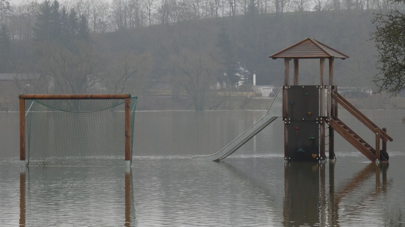 Nicht nur Trockenheit, auch zunehmende Hochwasser wie hier 2021 bei Riedlingen bedrohen die Wasserversorgung.Foto: SDMG//Kullen Nicht nur Trockenheit, auch zunehmende Hochwasser wie hier 2021 bei Riedlingen bedrohen die Wasserversorgung.Foto: SDMG//Kullen