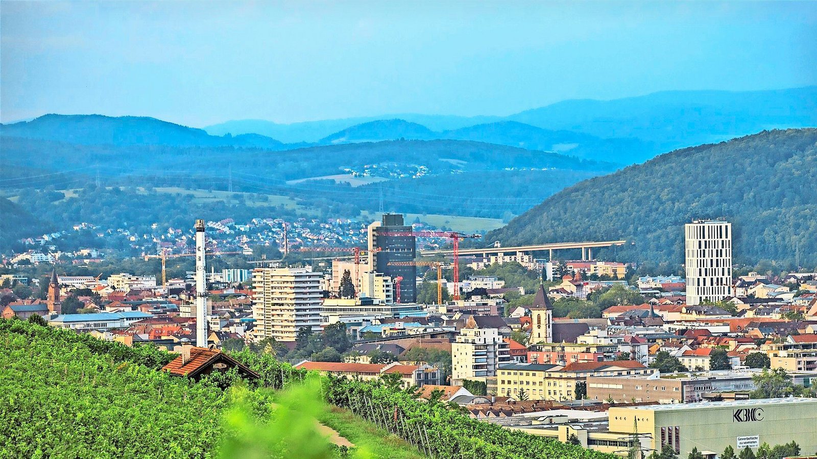 Blick auf Lörrach: in der Stadt besitzt die Dr. K.H. Eberle-Stiftung etliche Immobilien – darunter auch das Hotel-Hochhaus rechts im BildFoto: Meller Blick auf Lörrach: in der Stadt besitzt die Dr. K.H. Eberle-Stiftung etliche Immobilien – darunter auch das Hotel-Hochhaus rechts im BildFoto: Meller
