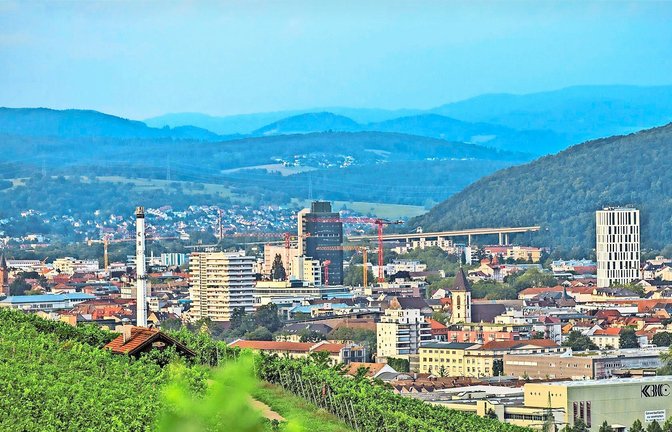 Blick auf Lörrach: in der Stadt besitzt die Dr. K.H. Eberle-Stiftung etliche Immobilien – darunter auch das Hotel-Hochhaus rechts im Bild<span class='image-autor'>Foto: Meller</span>