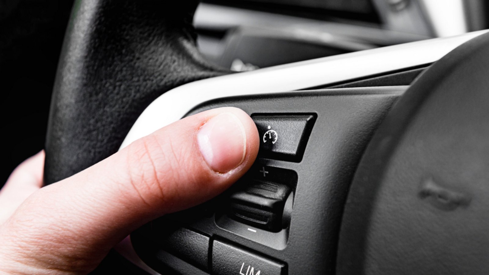 Spart der Tempomat wirklich Sprit?Foto: natali_ploskaya / shutterstock.com Spart der Tempomat wirklich Sprit?Foto: natali_ploskaya / shutterstock.com