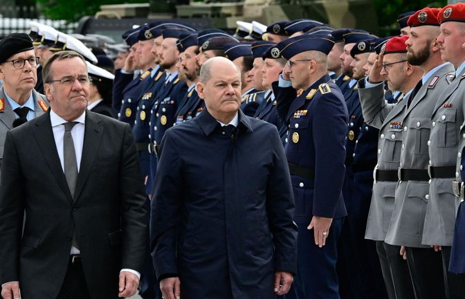 Seite an Seite? Verteidigungsminister Boris Pistorius und Bundeskanzler Olaf Scholz – hier am 11. April beim Mali-Einsatz-Schlussappell der Bundeswehr.<span class='image-autor'>Foto: AFP/John Macdougall</span>
